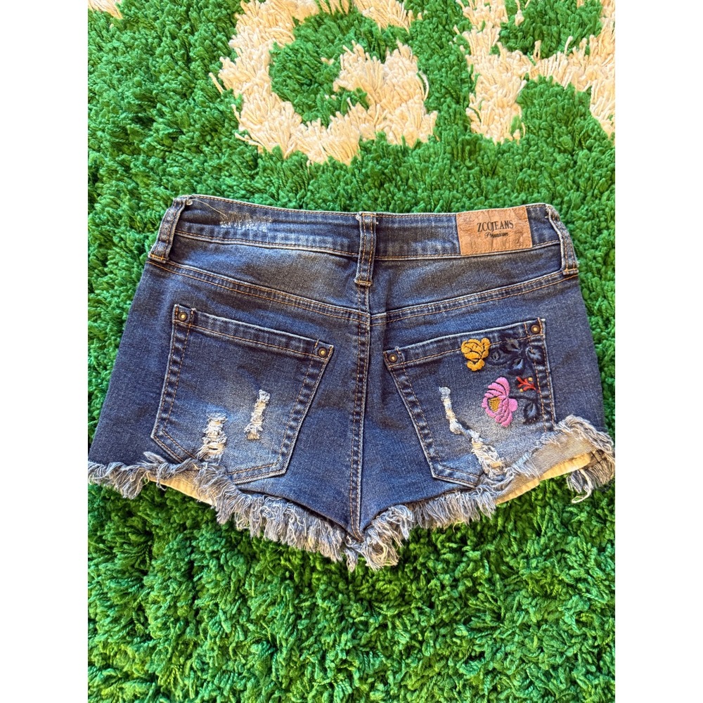 ZCOJEANS Premium Floral Embroidered Distressed Denim Shorts Blue Size 3 - Picture 6 of 7